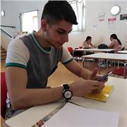 Docente di storia impartisce lezioni da remoto. Per maggiori info, contattare al numero